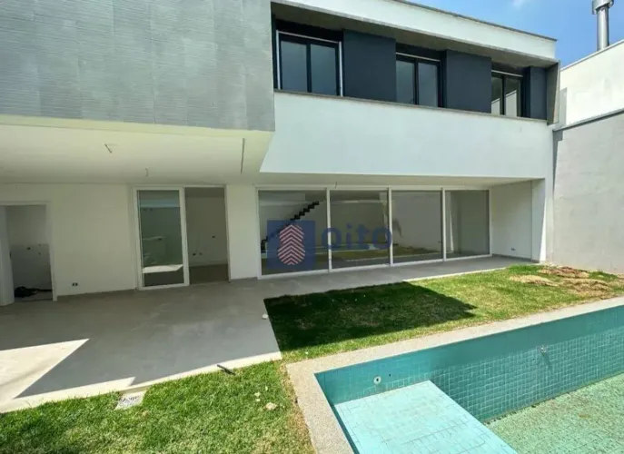 Oásis Moderno em Condomínio Exclusivo: Casa Reformada com Piscina e Churrasqueira