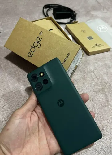 Vende-se Moto Edge 50 5g 256GB verde militar 