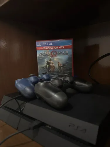 PS4 fat 500 GB - duas manetes um jogo físico e mais jogos digitais