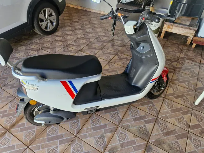 Moto eletrica semi nova 