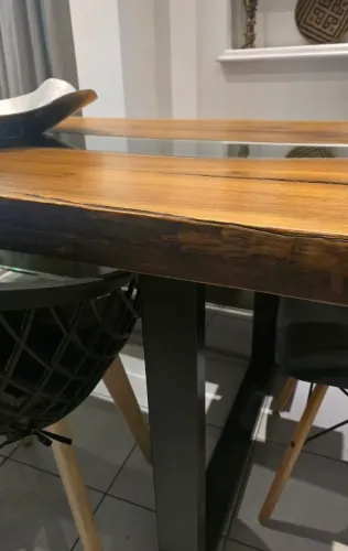Vendo mesa de jantar de madeira maciça, nova, linda, 6 lugares.