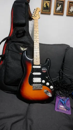 Vendo Guitarra Michael Stratocaster MX-7 + Amplificador, Capa e Acessórios