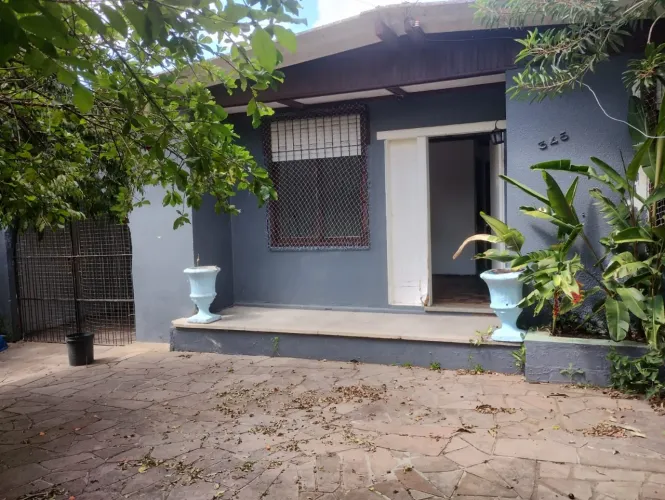 CASA GRANDE COM PÁTIO E ÁRVORES FRUTÍFERAS