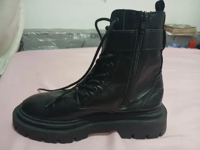 Bota infantil estilo cuturno
