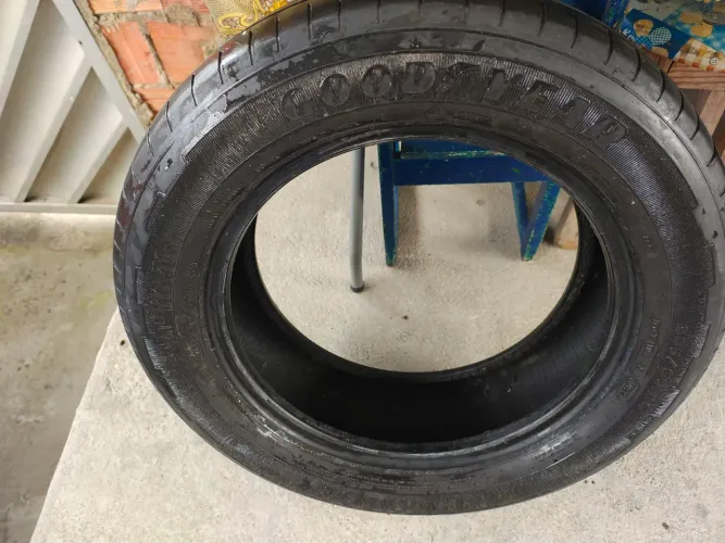 Vendo pneu Goodyear perfil 205/60R16. Aro 16 Usado em Ótimas condições