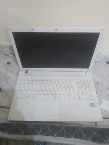 Notebook samsung np270e5g, i5 com 2 Gb de memória HD 320, Windows 11, funcionando  tudo 