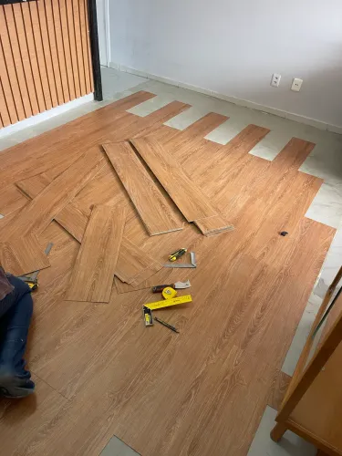 Aplicação de piso vinílico