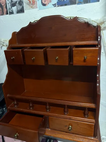 Vendo essa mini estante colonial : de 310$ número de contato *  Manaus 
