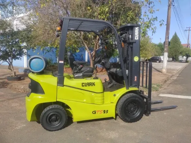 Empilhadeira Clark 2,5T Gts 25 ano 2017