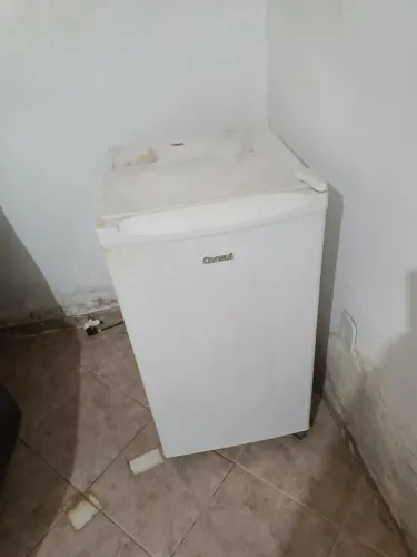 Frigobar Consul 127w com Motor, Gelando e Fazendo Gelo