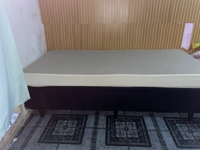 Vende-se uma cama de solteiro semi-nova (com colchão incluso)!