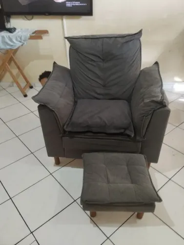 Poltrona com apoio de pé