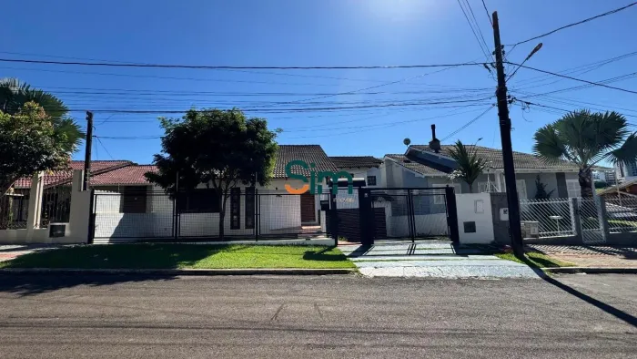 Casa para Aluguel no Bairro Palmital (Frente) | 4 Quartos, 1 Suíte, Lareira e Piscina