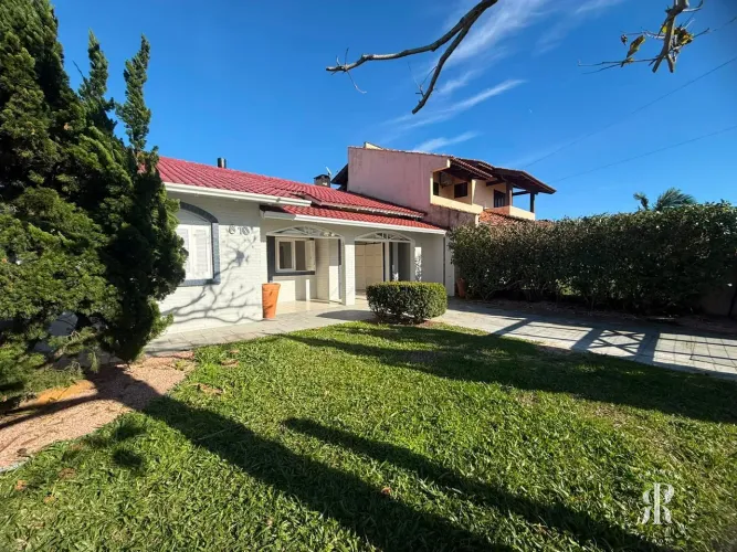 Casa pronta para morar com excelente pátio e lareira no centro de Imbé/RS