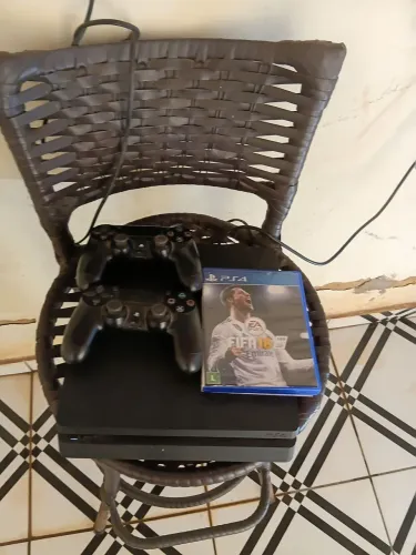 Playstation 4 Slim c/ dois controles e FIFA 18