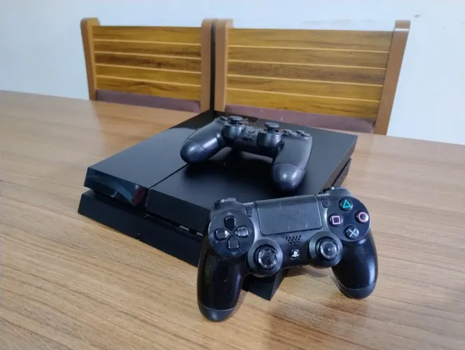 Ps4 slim 500 gb com 2 controles em perfeito estado