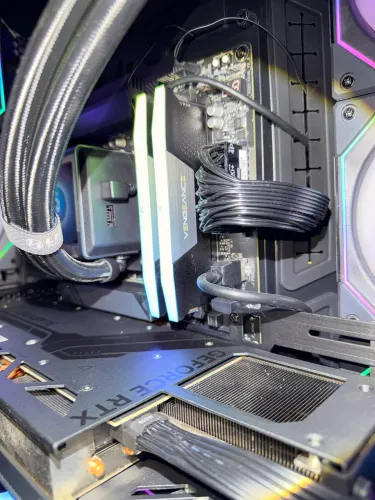 Memória RAM 2x16GB DDR5 6400mhz CL36 chip Micron Corsair vengeance RGB
