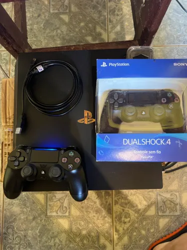 Vendo PS4 PRO completo