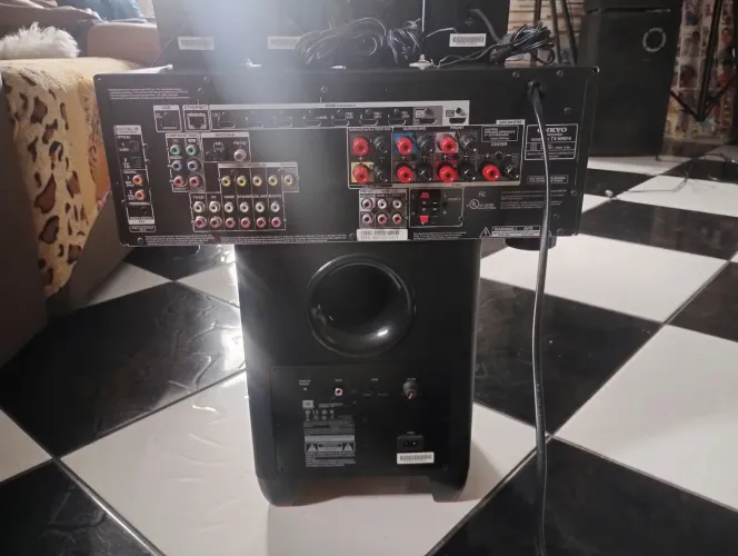 Receiver onkio mais jogo de caixas JBL 5.1