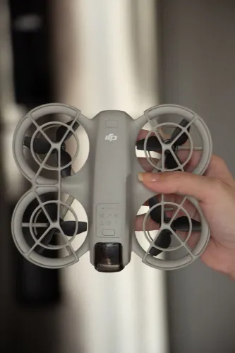 Drone dji neo com caixa e hélices extras 