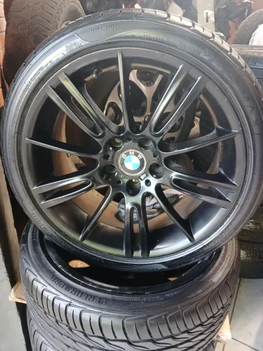 Jogo de Rodas com pneus bmw 335 M 2 talas aro 18 furacao 5x120      faco rolo chama propos