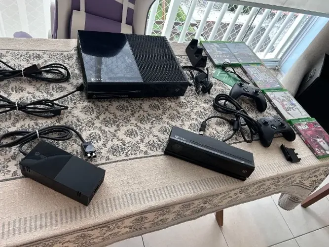 Xbox One 500GB + Kinect + 2 Controles + 5 Jogos