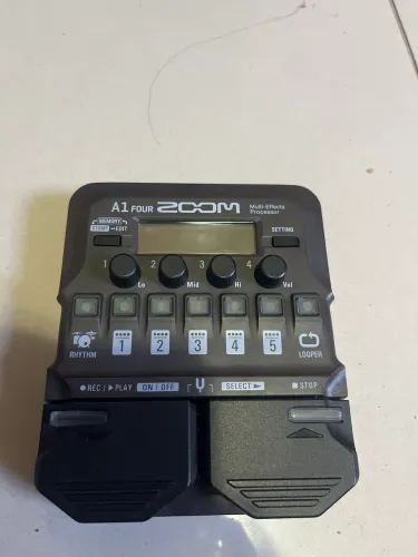 Pedaleira multi efeitos Zoom A1 Four