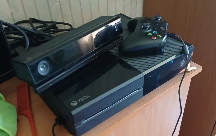 Xbox one fat usado. Acompanhando 5 jogos originais, um controle original e um kinect.