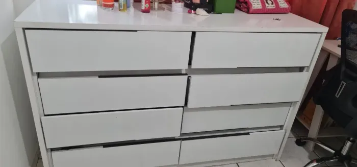 Mesa de madeira, cômoda e mesinha