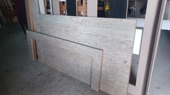 Cama de madeira em bom estado, com auxiliar.