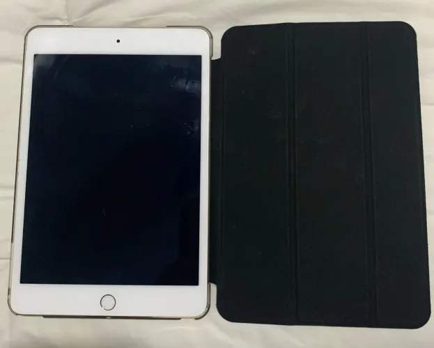 iPad Mini 4 Dourado 16GB - Conservado + Capas de Brinde!
