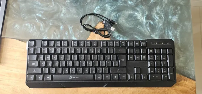 Teclado Klim silencioso resistente a água carregador usb