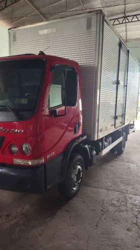 Accelo 815 com baú