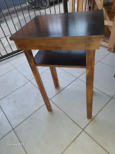 Mesa semi-rústica tampo 41,5 X 50.0 com um prateleira abaixo do tampo 0,20 centímetros...