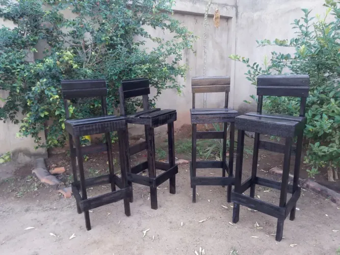 Conjunto de móveis de madeira.