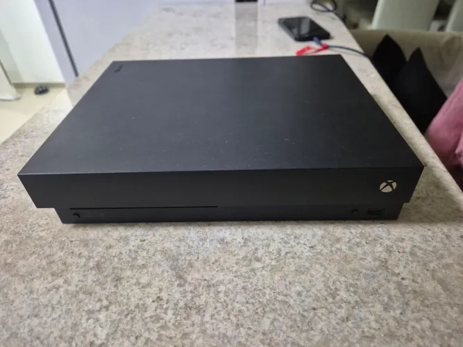 Xbox one X novo sem detalhes, nao tenho caixa mais, porém console funcionando e muito novo