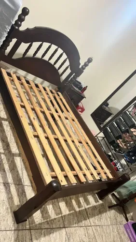 Cama de casal de madeira