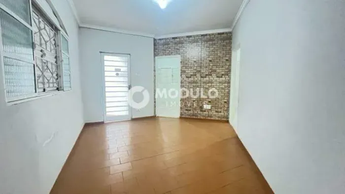 Casa disponível para locação no bairro Cazeca.