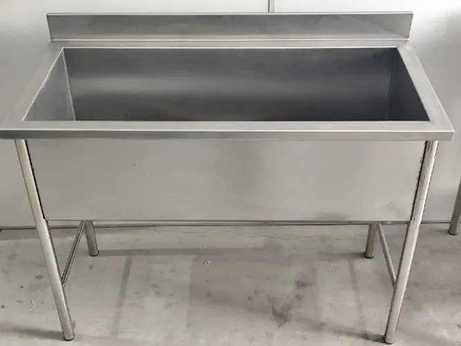 Tanque inox 0,60×0,50×0,90 tampo 22# pés 1½ 