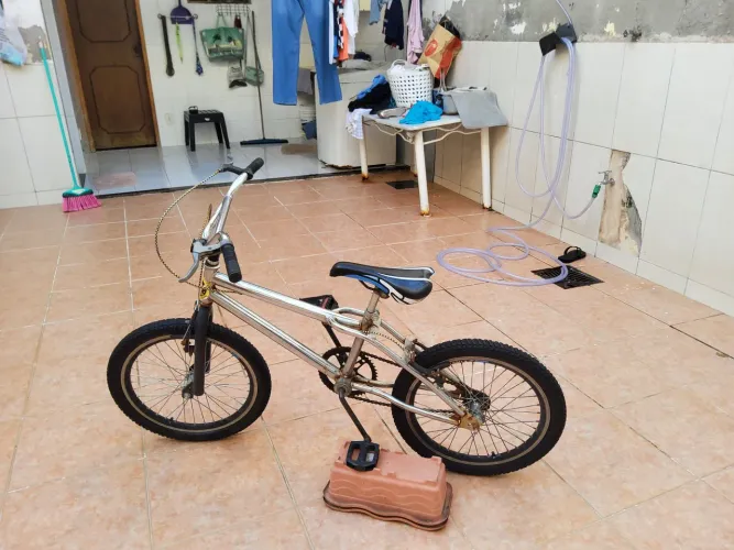 Vendo bicicleta cromada pneus novos e pedais