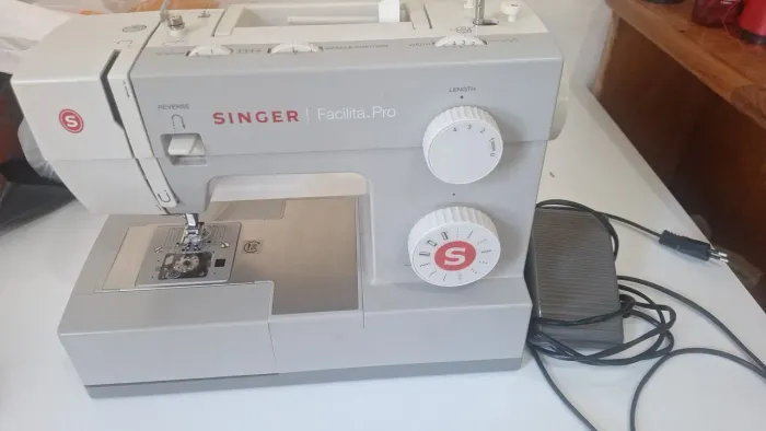 Vendo máquina de costura.e boa estado seminovo