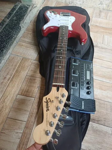 Guitarra squier nova +pedaleira Boss GT-1