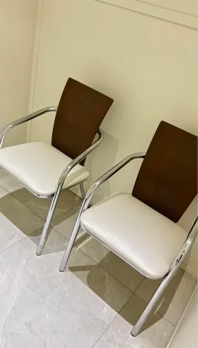 Vendo linda cadeira de inox com encosto de madeira