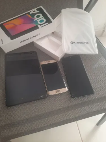 2 carcaças de celular e 1 tablet