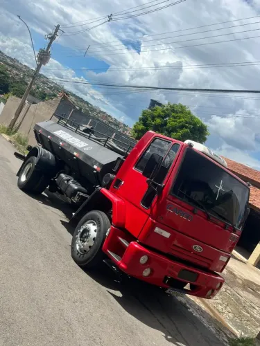 Vendo caminhão Ford motor cumis 6 cilindros modelo 17-17 