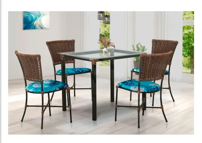 Conjunto com 1 mesa e 4 cadeiras