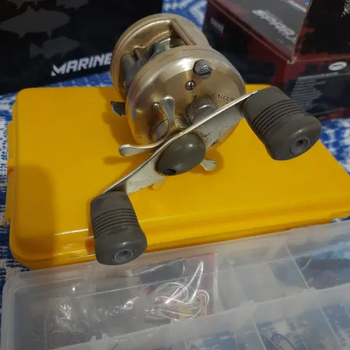 Carretilha de pesca shimano Calcutá 251