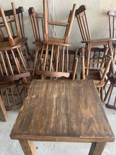 Mesa madeira panelas alumínio 
