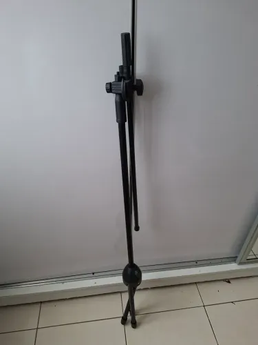 Pedestal de microfone estilo girafa da marca Saty, modelo GM-10, na cor preta.