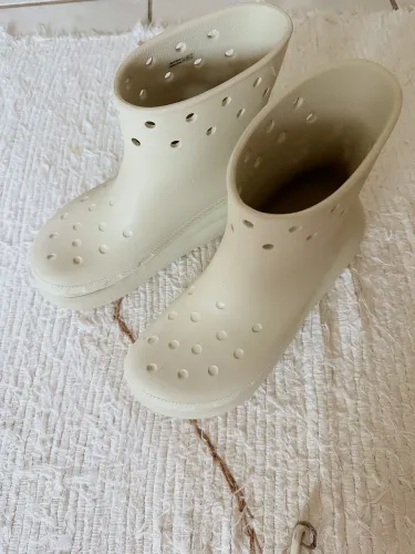 bota de chuva crocs classic crush boot bege